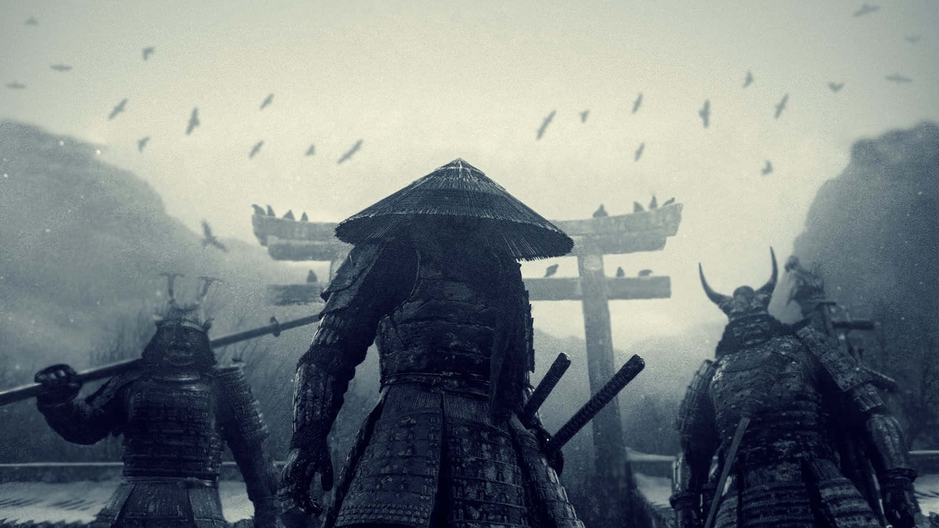 Bushido 桌布 壁紙 — 三名身穿盔甲的武士在霧氣籠罩的寂靜中站在鳥居前，鳥兒在頭頂飛過，呈現單色調。