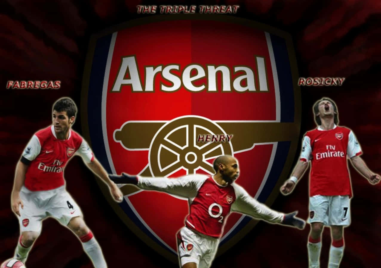 Arsenal 桌布 壁紙 — 三名身穿紅白球衣的阿仙奴足球員在深紅色背景前圍繞會徽動態擺姿勢。