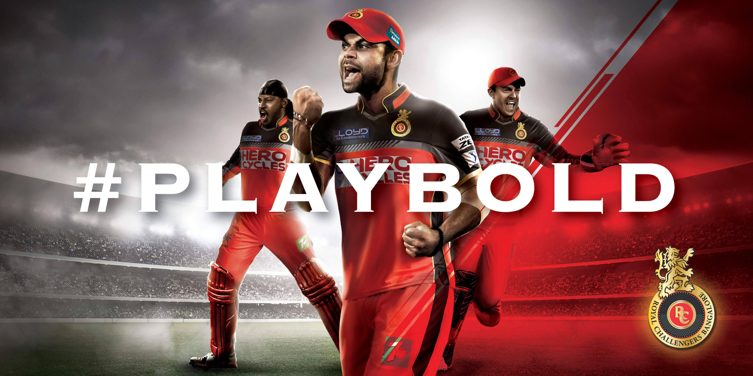 royal challengers bangalore 桌布 壁紙 — 三名身穿紅色球衣的板球運動員在戲劇性的暴風雨天空下，在體育場場地上動態慶祝。