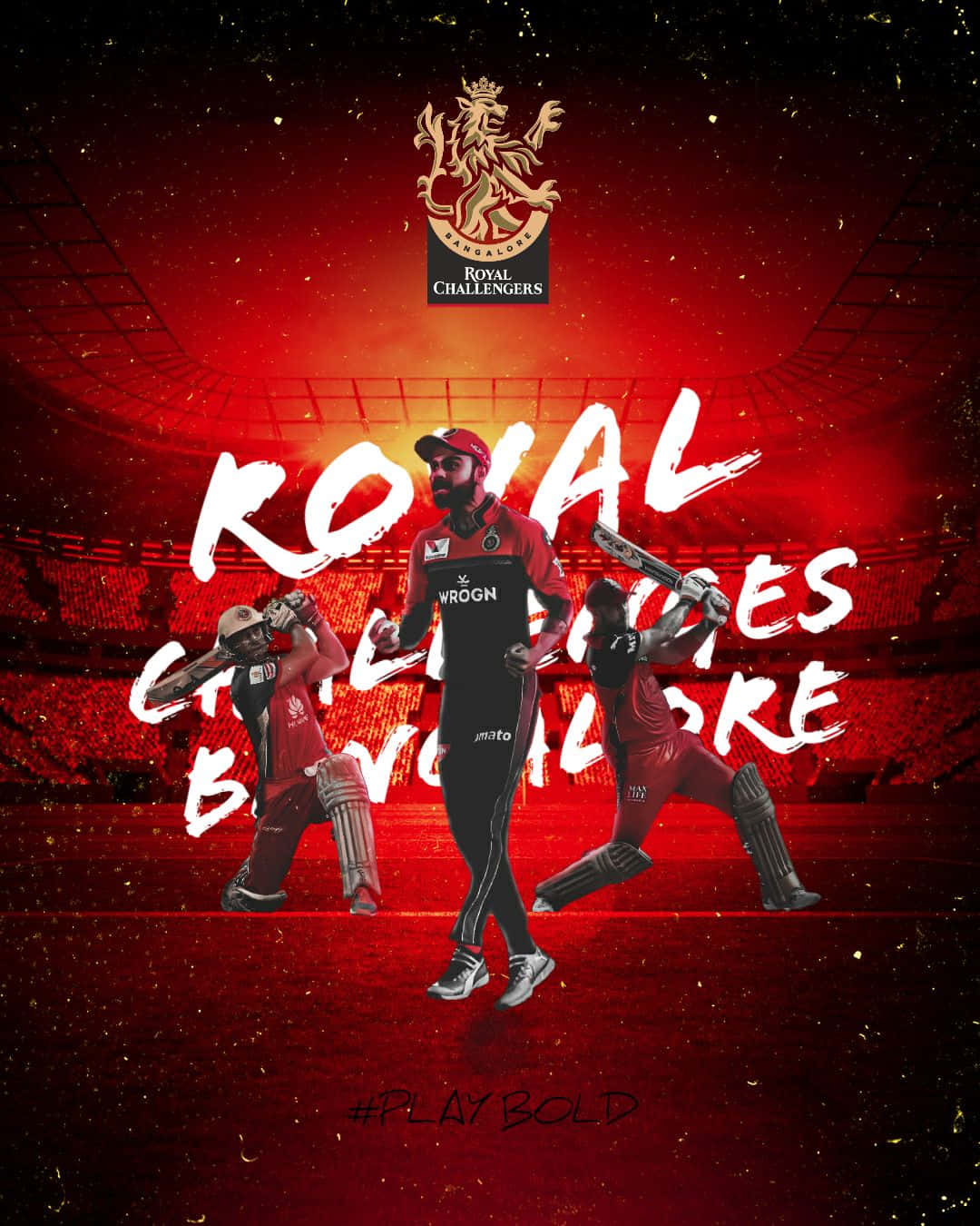 Rcb 桌布 壁紙 — 三名身穿紅色球衣的板球運動員在火紅的體育場背景下擺出動感姿勢，配有粗體白色文字和球隊標誌。