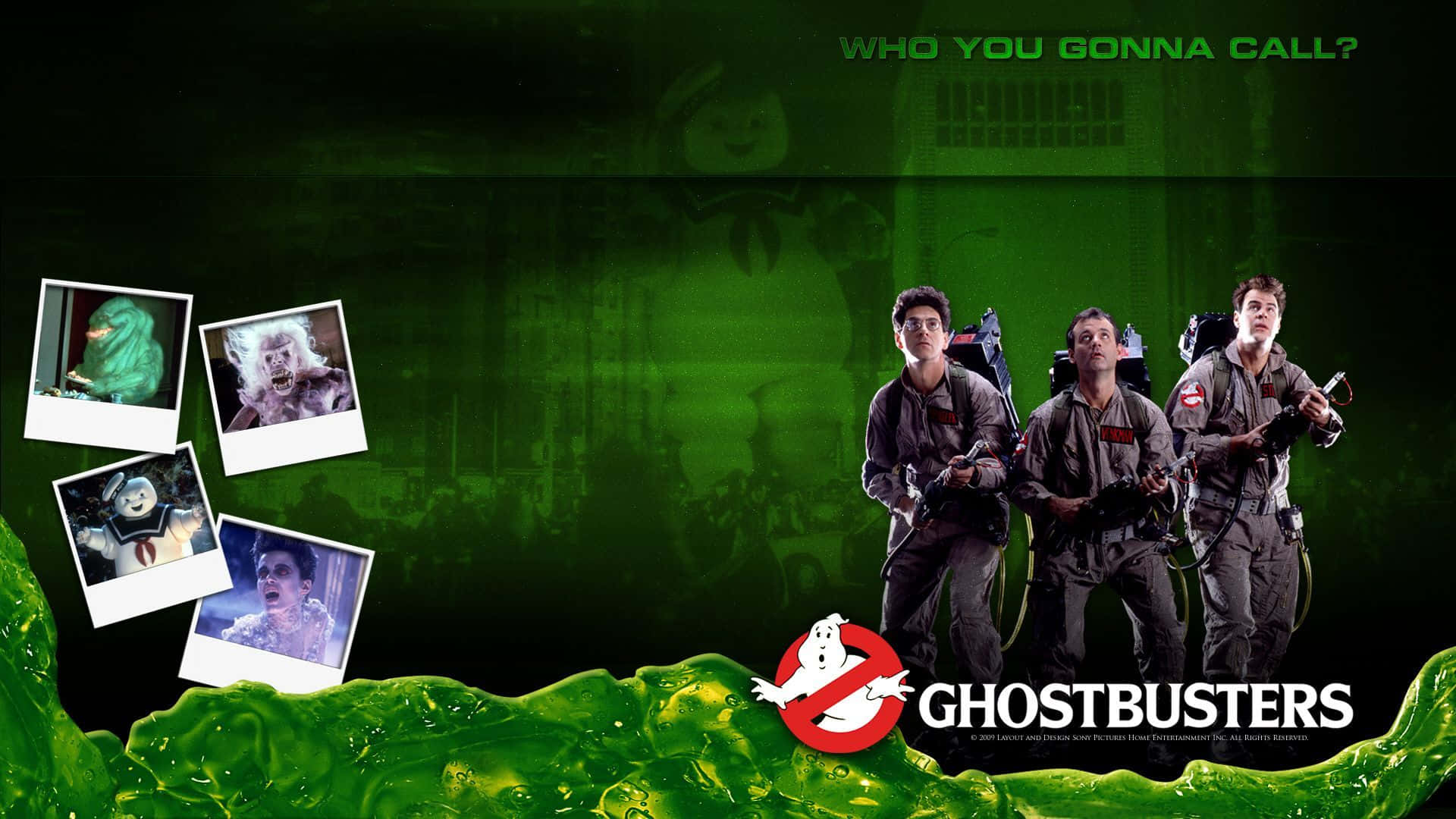 Ghostbusters 桌布 壁紙 — 三名身穿裝備的捉鬼敢死隊在綠色黏液背景下準備就緒，附近漂浮著鬼魂照片。