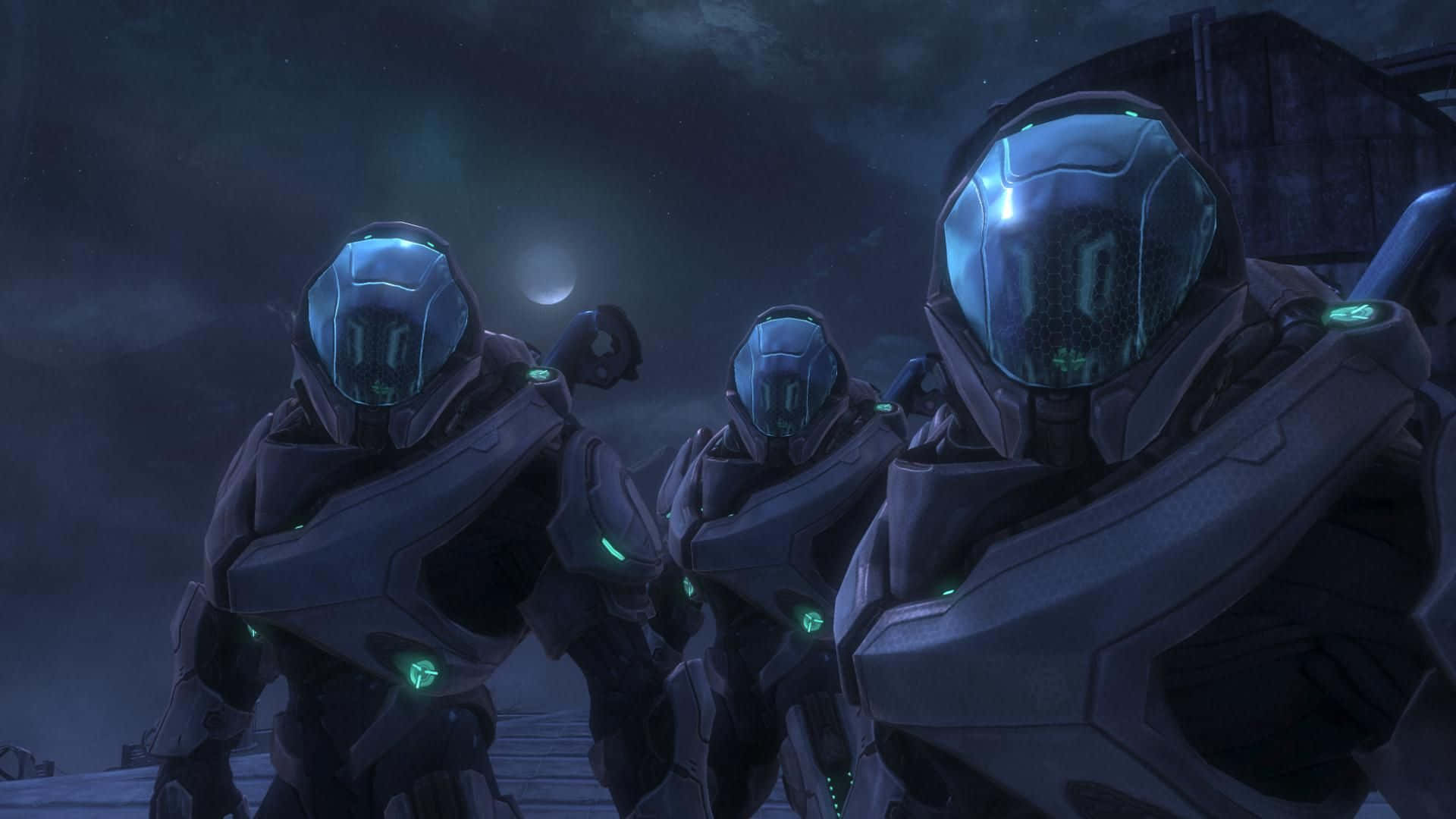 Halo Covenant 桌布 壁紙 — 三名身穿裝甲、戴著發光綠色頭盔的士兵，站在黑暗、月光照耀的城市廢墟中，背後是一輪滿月。