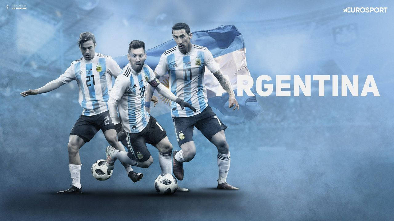 Argentina 桌布 壁紙 — 三名阿根廷足球員身穿藍白間條球衣，在迷霧籠罩的球場背景下，動感地擺出姿勢，手持足球。