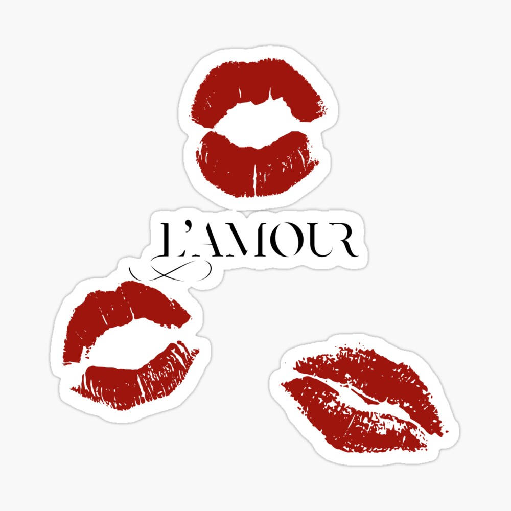 三吻印與「L'amour」的俏皮風格數位畫 壁紙 — 三個大膽的紅色唇膏吻痕圍繞著「l'amour」這個詞，背景是乾淨的白色。
