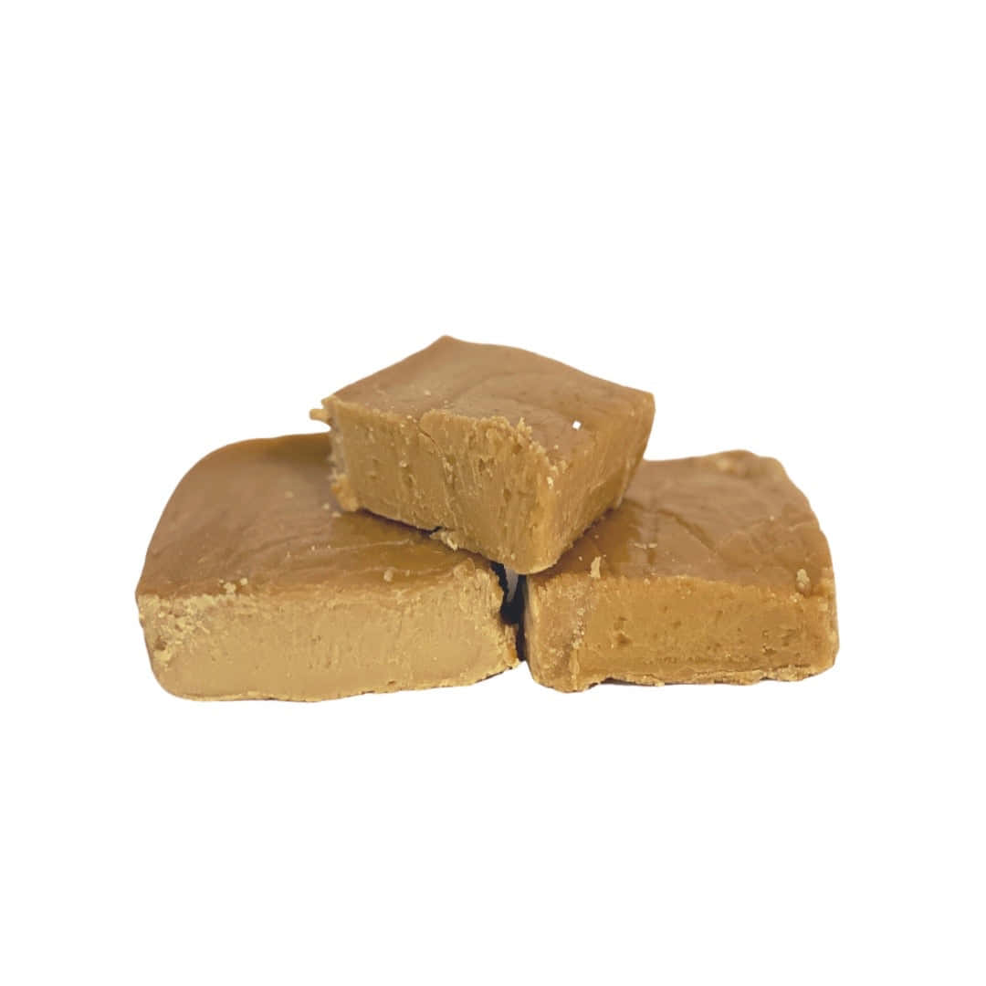 Penuche Fudge 桌布 壁紙 — 三塊光滑嘅焦糖色軟糖方塊疊喺乾淨嘅白色背景上。