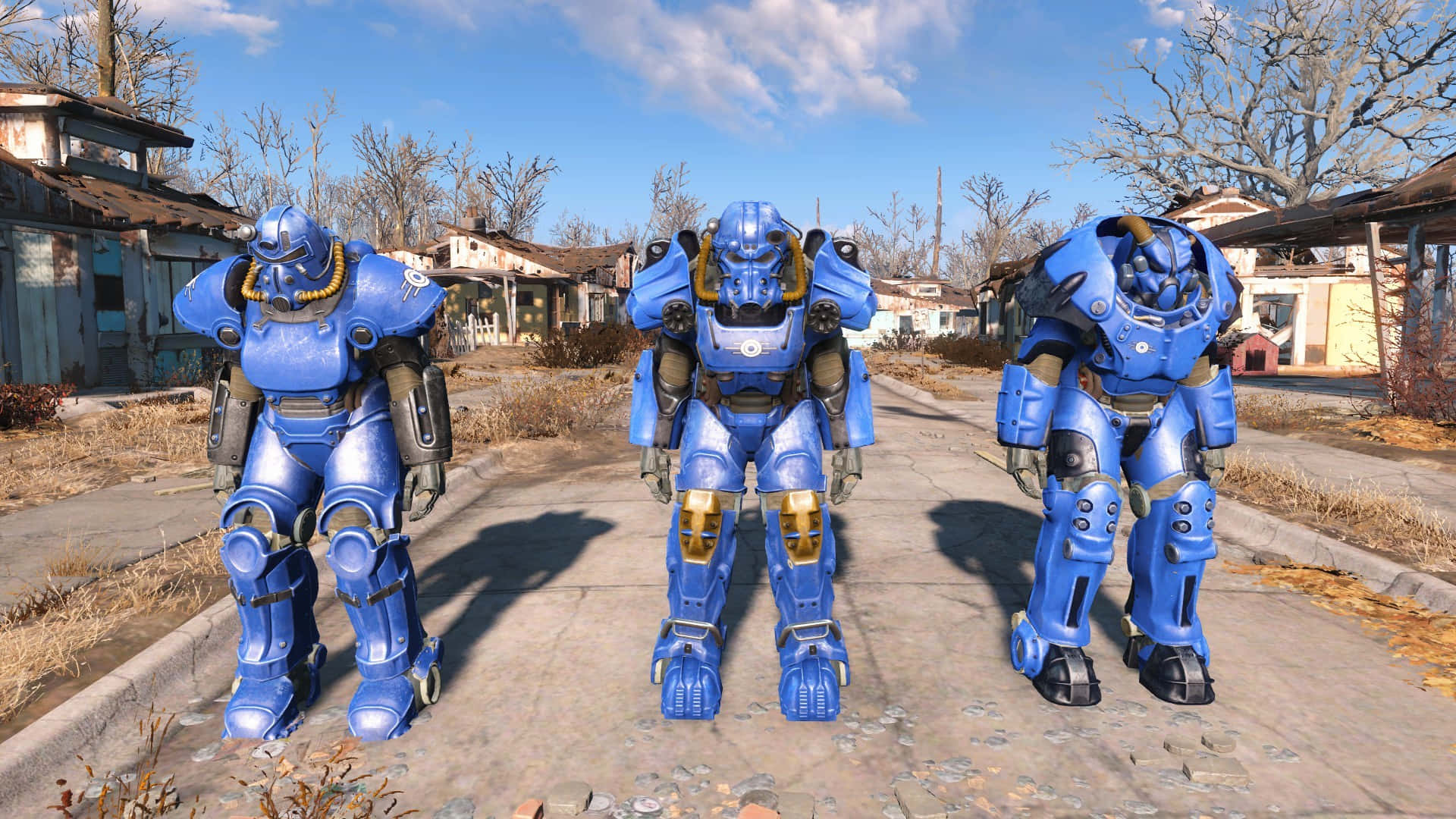 Fallout 4 Power Armor 桌布 壁紙 — 三套藍色動力裝甲並排站立在一條裂開的道路上，周圍是廢棄的房屋，上方是明亮的藍天。