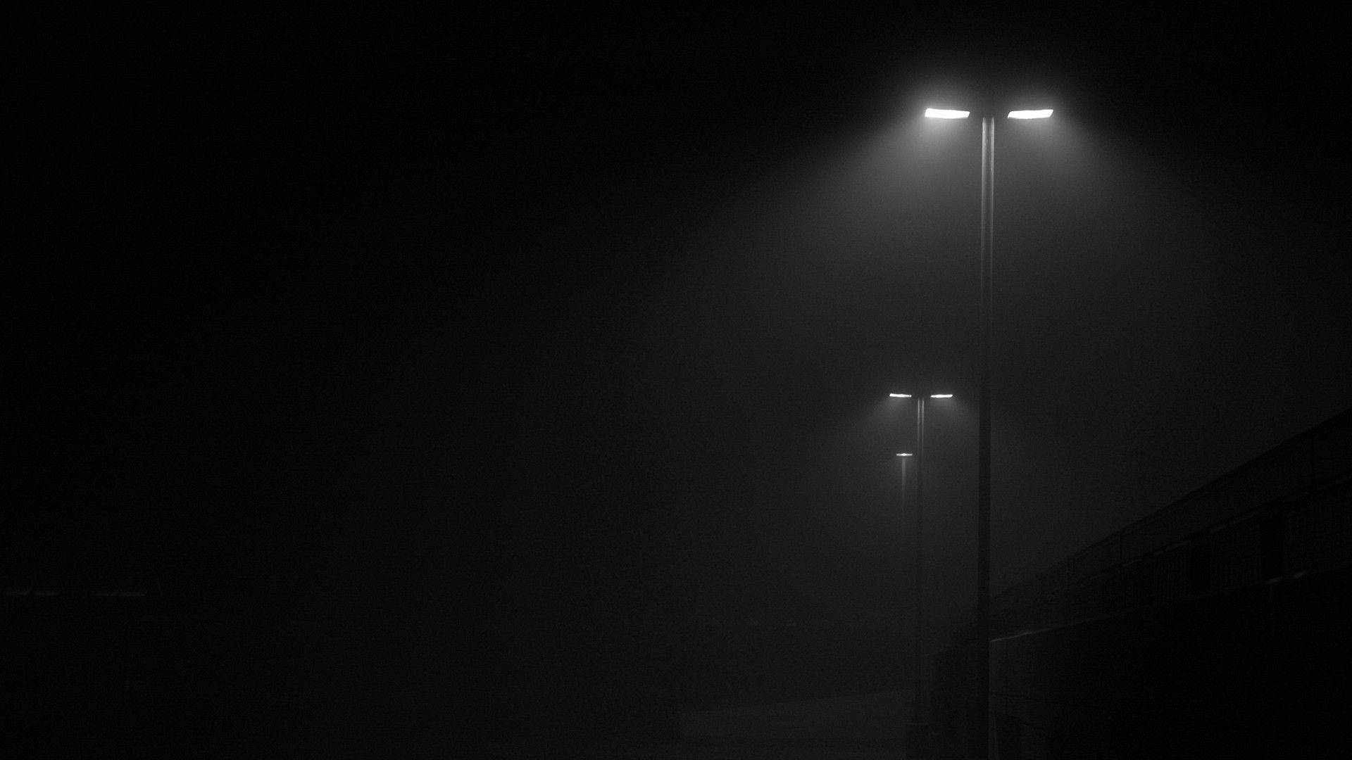 Dark Night 桌布 壁紙 — 三支街燈在夜間穿透濃霧，將刺眼的白光射入黑暗之中。