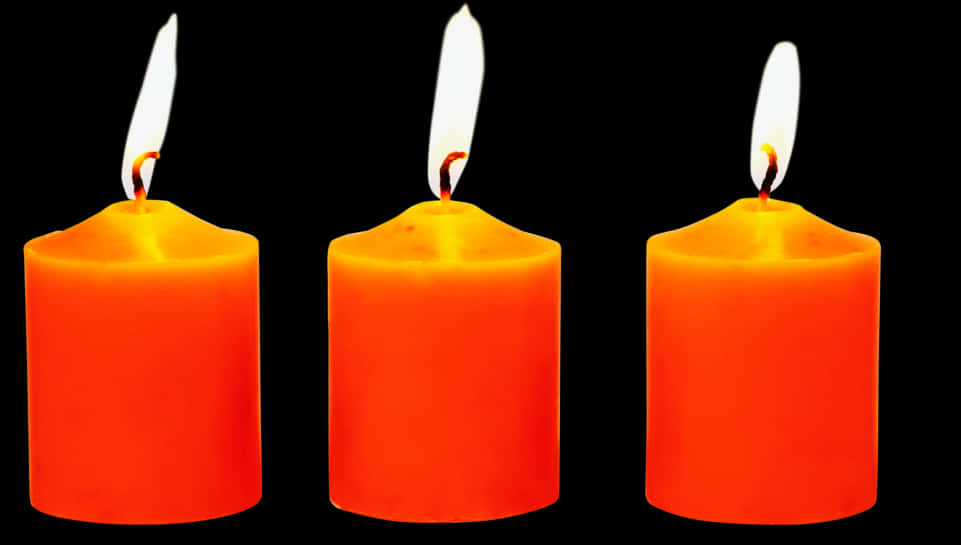 三支點燃的橙色蠟燭 壁紙 — 三支發光的橙色蠟燭，帶有明亮的白色火焰，在純黑色背景上一字排開。