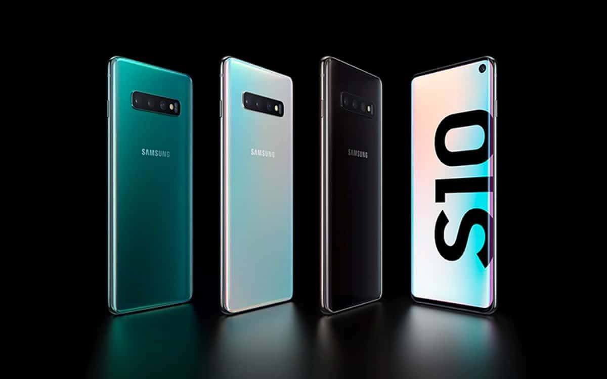 四款不同顏色的 Samsung Galaxy S10 手機在深色表面上展示。