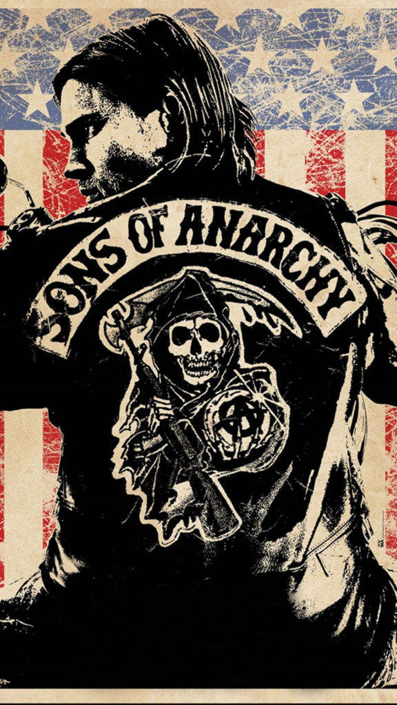 男子穿著帶有骷髏圖案的 Sons of Anarchy 夾克，背景是美國國旗。