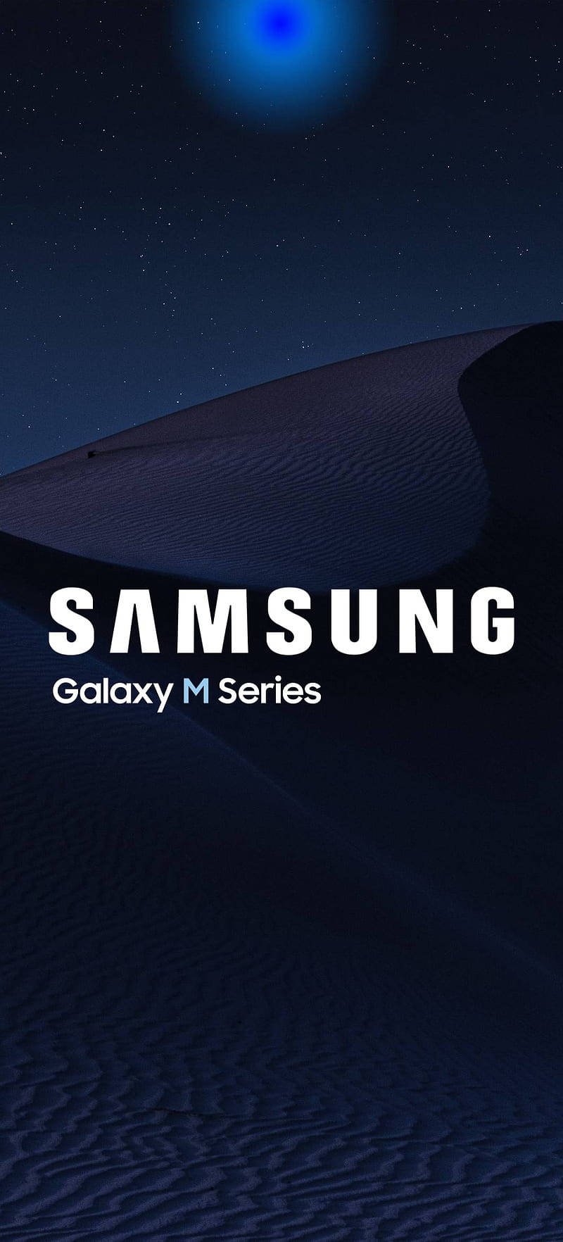 黑暗沙漠沙丘在繁星點點的夜空下，發光的藍色球體和 Samsung Galaxy M Series 文字。