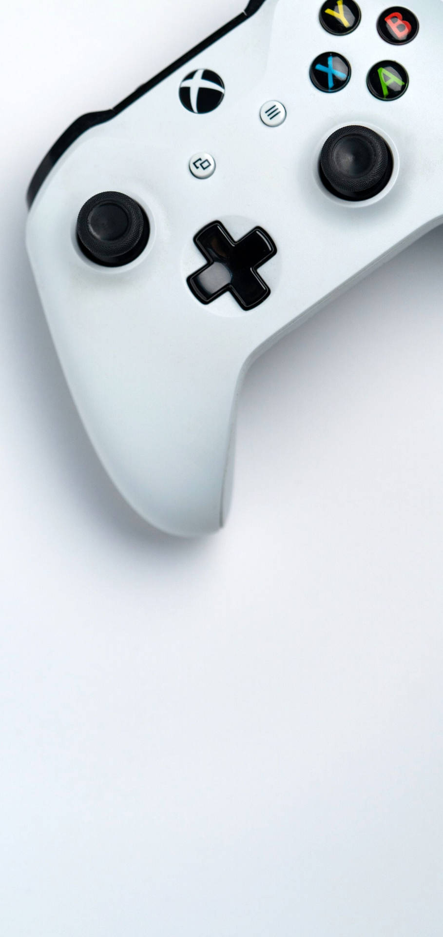 白色Xbox手掣在純白色背景上