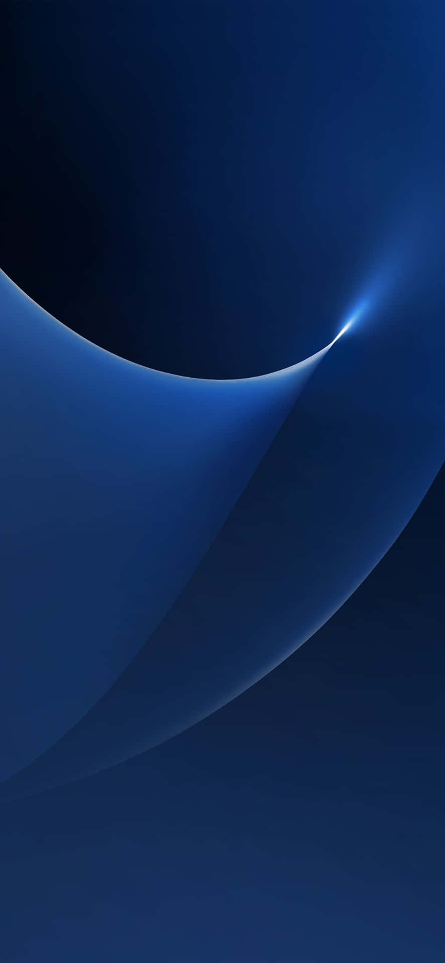 一個流動的藍色抽象形狀，帶有發光的高光。 — 三星 壁紙