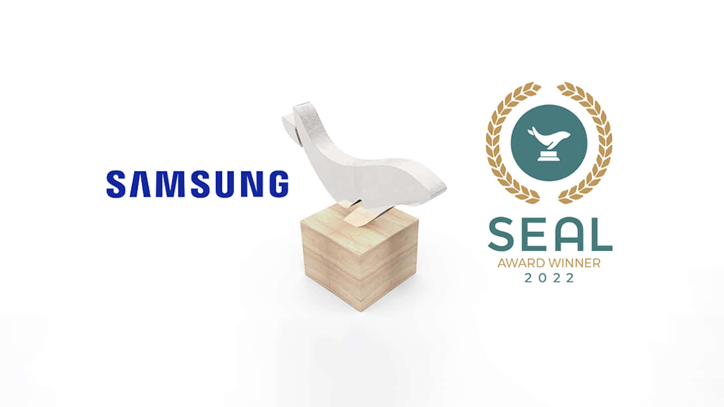 Samsung SEAL Award Winner 2022獎盃，木底座上有鳥雕塑。