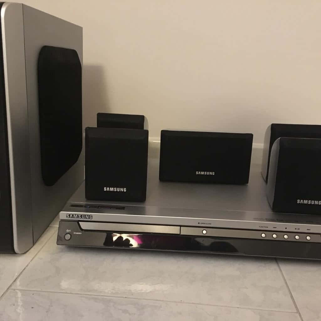 三星DVD播放器和環繞聲揚聲器在瓷磚地板上