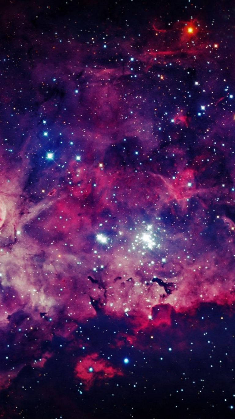 三星手機 粉紅太空 壁紙 — 一個充滿活力的宇宙星雲，在深邃太空背景下，由閃爍星星照亮的洋紅色和藍色雲朵旋轉翻騰。
