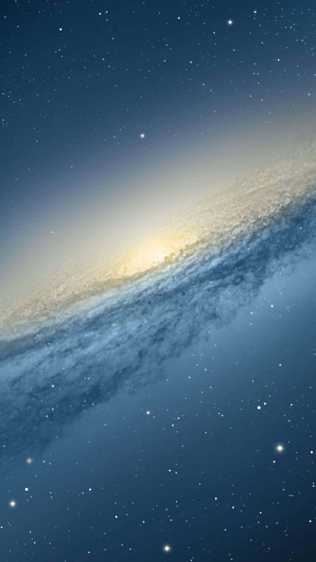 三星手機 藍色星系 壁紙 — 一個令人嘆為觀止的螺旋星系，在深藍色星空中散發著金色光芒。