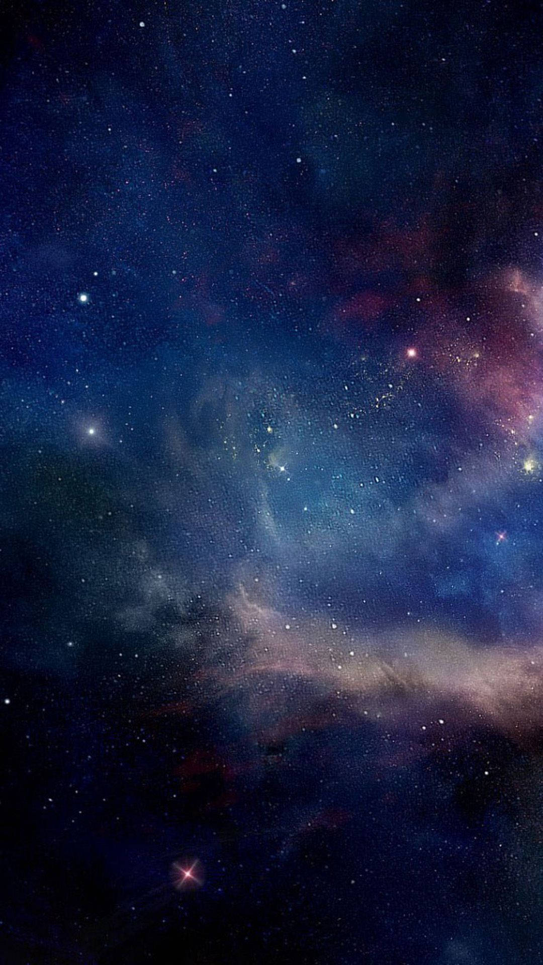 三星手機外太空星系壁紙 壁紙 — 一個令人嘆為觀止的宇宙星雲景觀，在星空的背景下散發出深藍色、紫色和粉紅色的光芒。