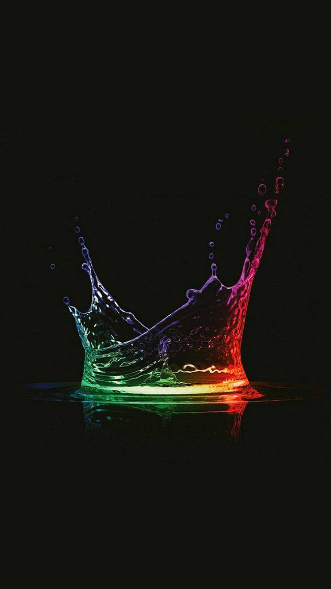 三星手機水花飛濺壁紙 壁紙 — 在黑色背景上，一個充滿活力的彩虹水花形成皇冠形狀，帶有閃爍的反射。
