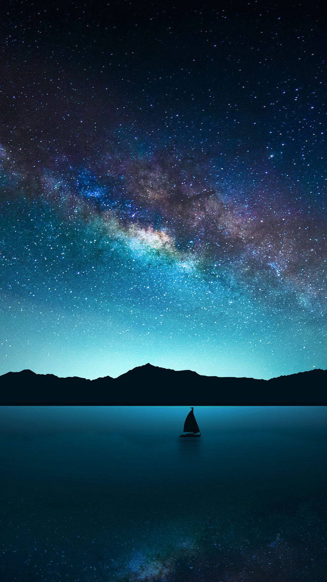 三星手機海洋星夜 壁紙 — 一艘孤獨的帆船在平靜的水面上滑行，頭頂上是令人嘆為觀止的星空，銀河拱橋般橫跨天際。