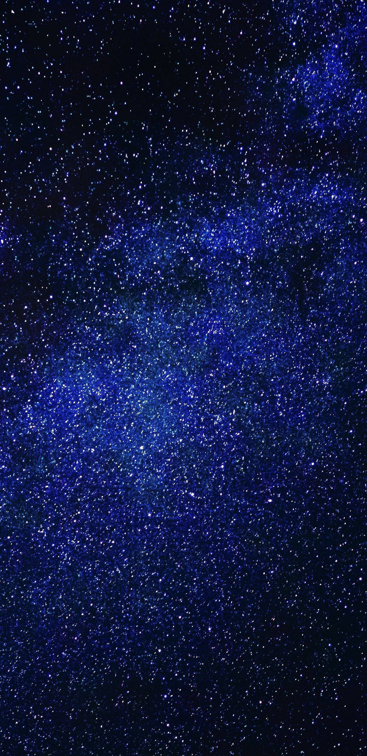 三星手機藍色星河 壁紙 — 令人嘆為觀止的銀河系景觀，在深邃的宇宙夜空中，閃耀著充滿活力的藍色星雲和無數閃爍的星星。