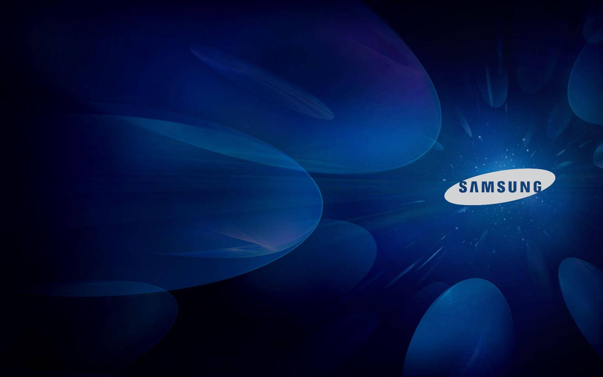 Samsung 標誌在深藍色抽象數位背景中發光，帶有流動的形狀。 — 三星 壁紙