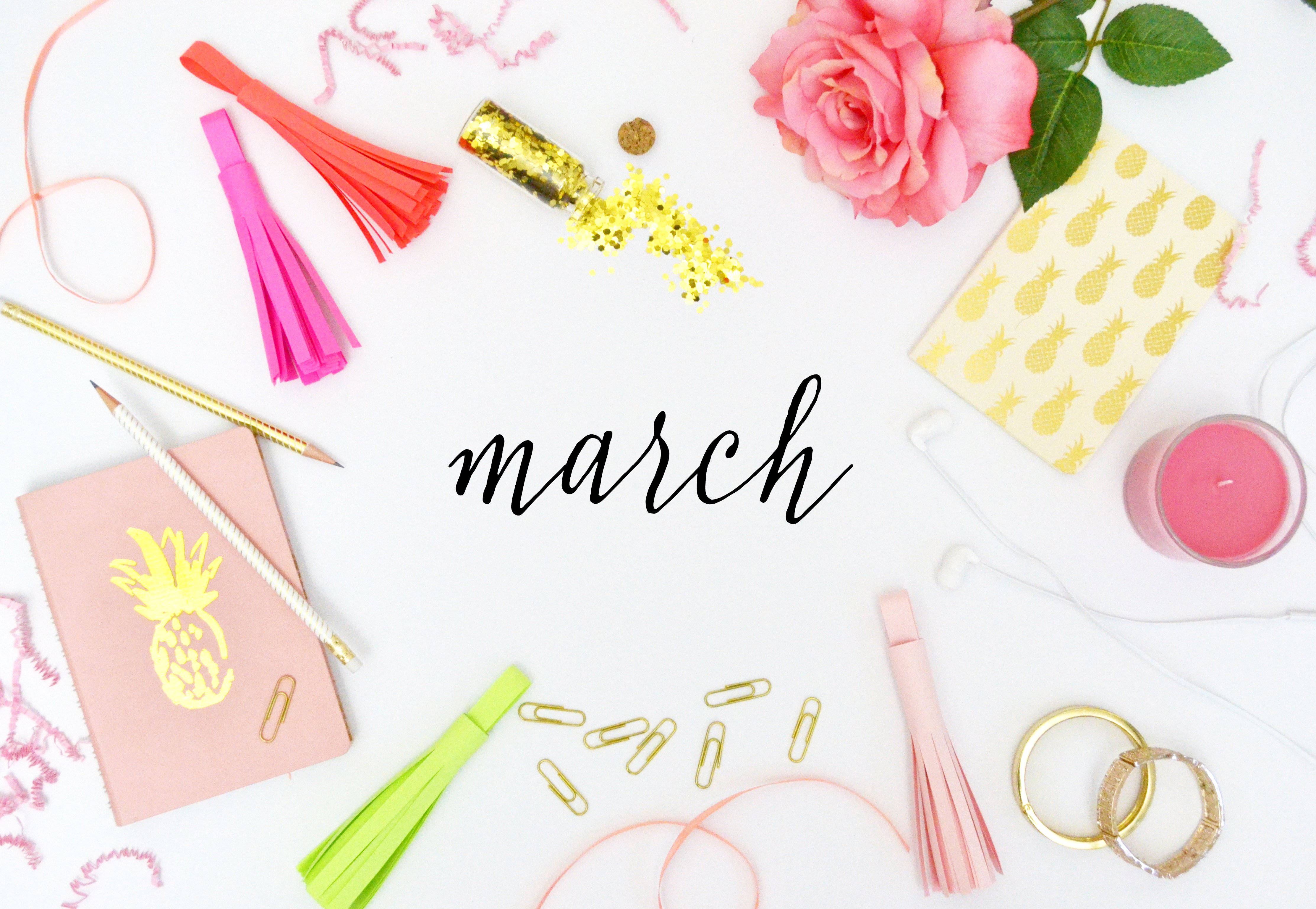 三月風景手寫字 壁紙 — 在白色表面上圍繞「march」一詞排列的粉紅玫瑰金菠蘿主題文具和配件的平面佈置。