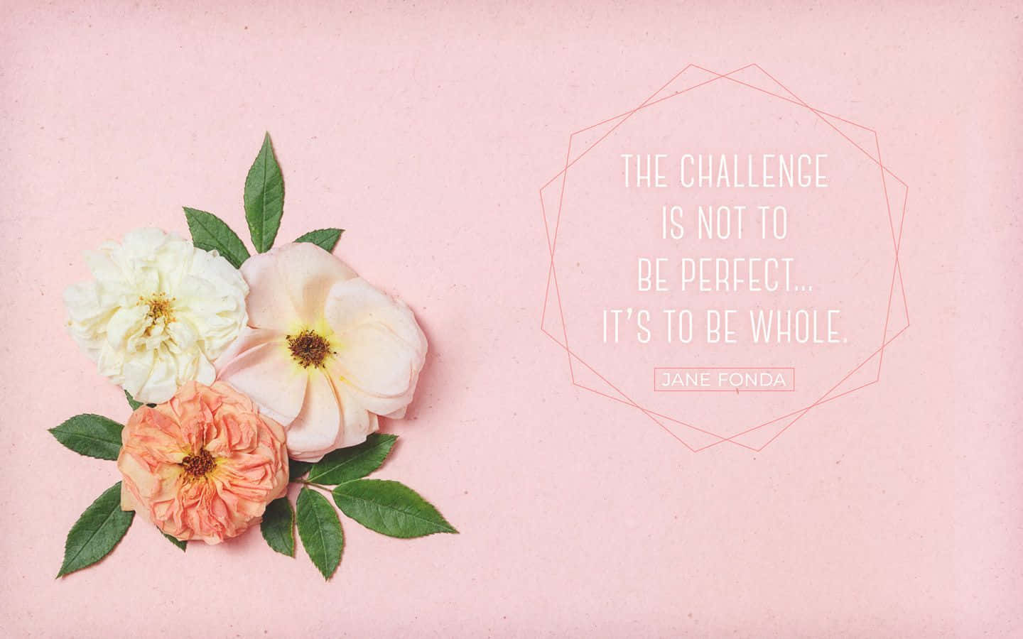 Spring Quotes 桌布 壁紙 — 三朵柔和色調的玫瑰配以綠葉，放置在帶有紋理的粉紅色背景上，旁邊是幾何框架內的珍·芳達名言。