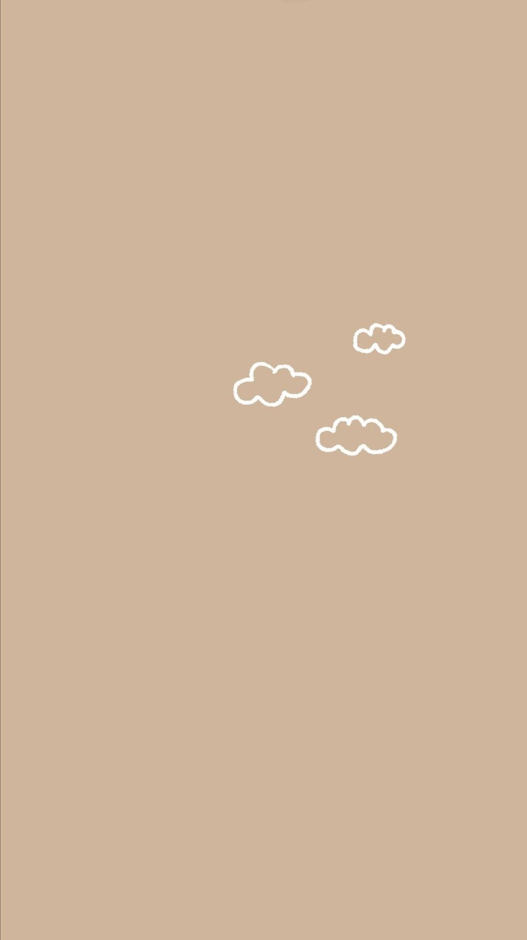 Beige Minimalist 桌布 壁紙 — 三朵極簡白色輪廓雲朵在純色米色背景上輕輕飄浮。