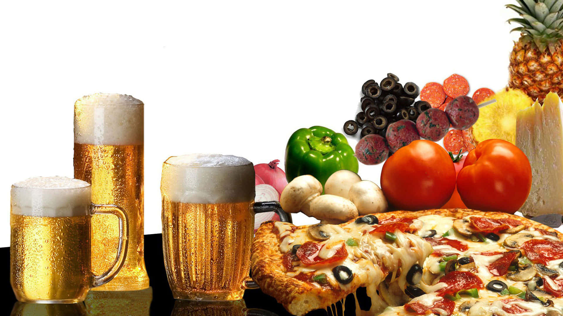 Food And Beverage 桌布 壁紙 — 三杯泡沫啤酒杯放在一塊芝士薄餅旁邊，薄餅上有意大利辣香腸、橄欖和青椒，周圍是新鮮農產品和芝士。