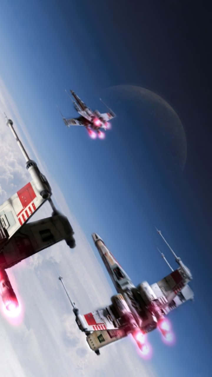 X-wing Fighter 桌布 壁紙 — 三架X翼星際戰鬥機帶著發光的紅色引擎在藍色天空中翱翔，背景有一輪巨大的月亮。