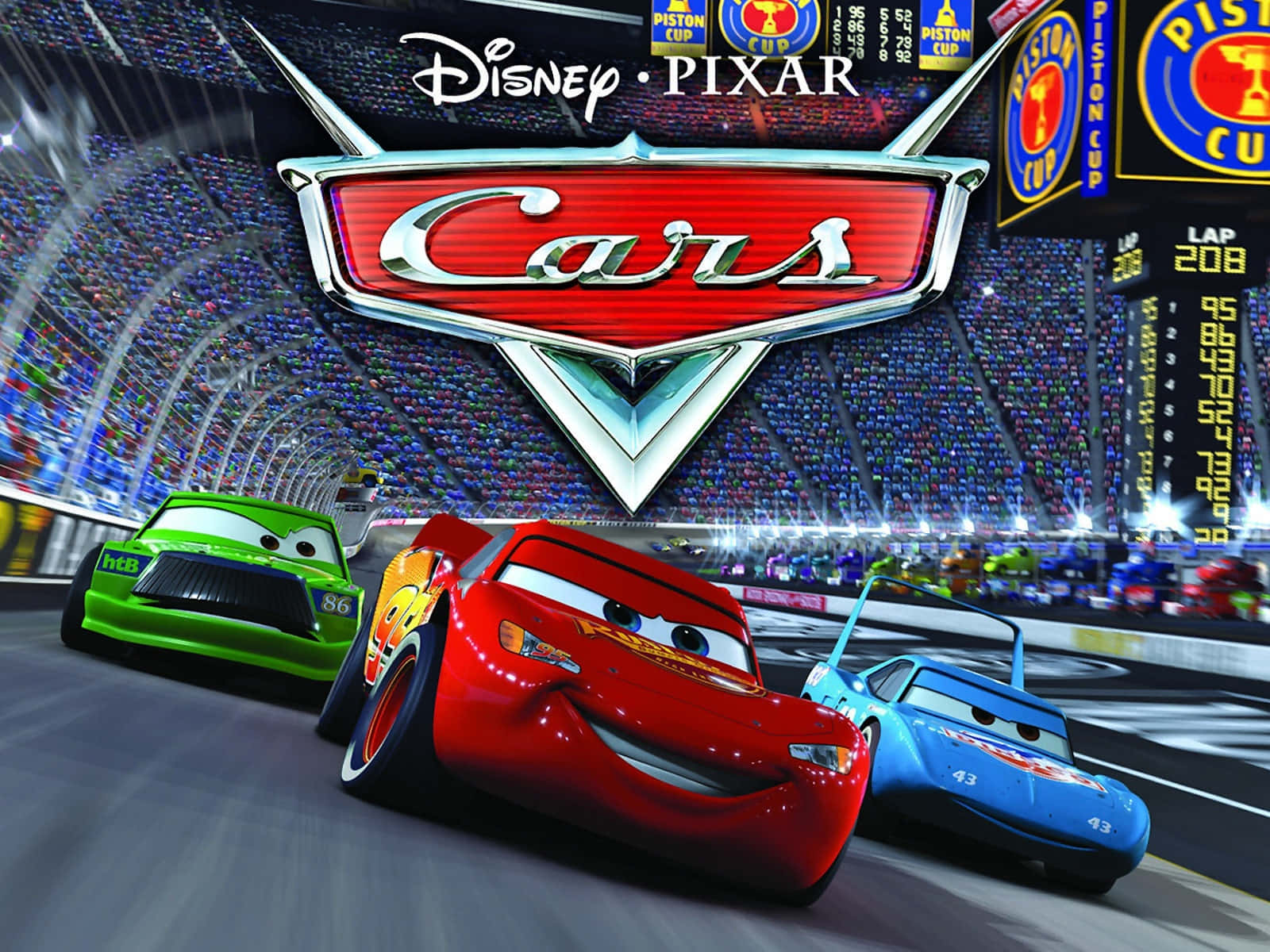 Disney Cars 桌布 壁紙 — 三架動畫賽車在明亮的燈光下，於一場充滿活力的活塞盃比賽中高速穿越擠滿觀眾的體育館。