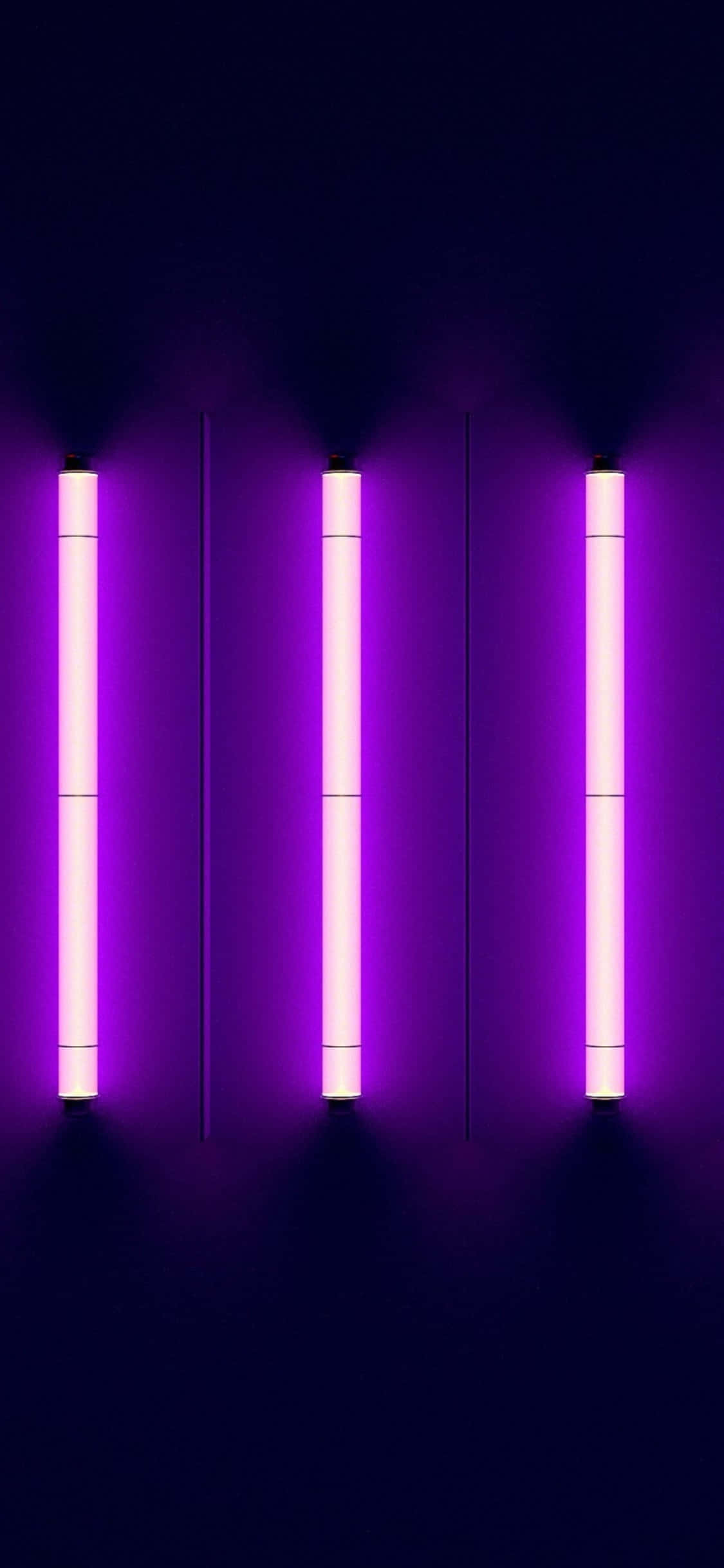 Fluorescent 桌布 壁紙 — 三根發光的紫色霓虹燈管在黑暗背景下散發出耀眼的光芒，營造出未來主義的氛圍。