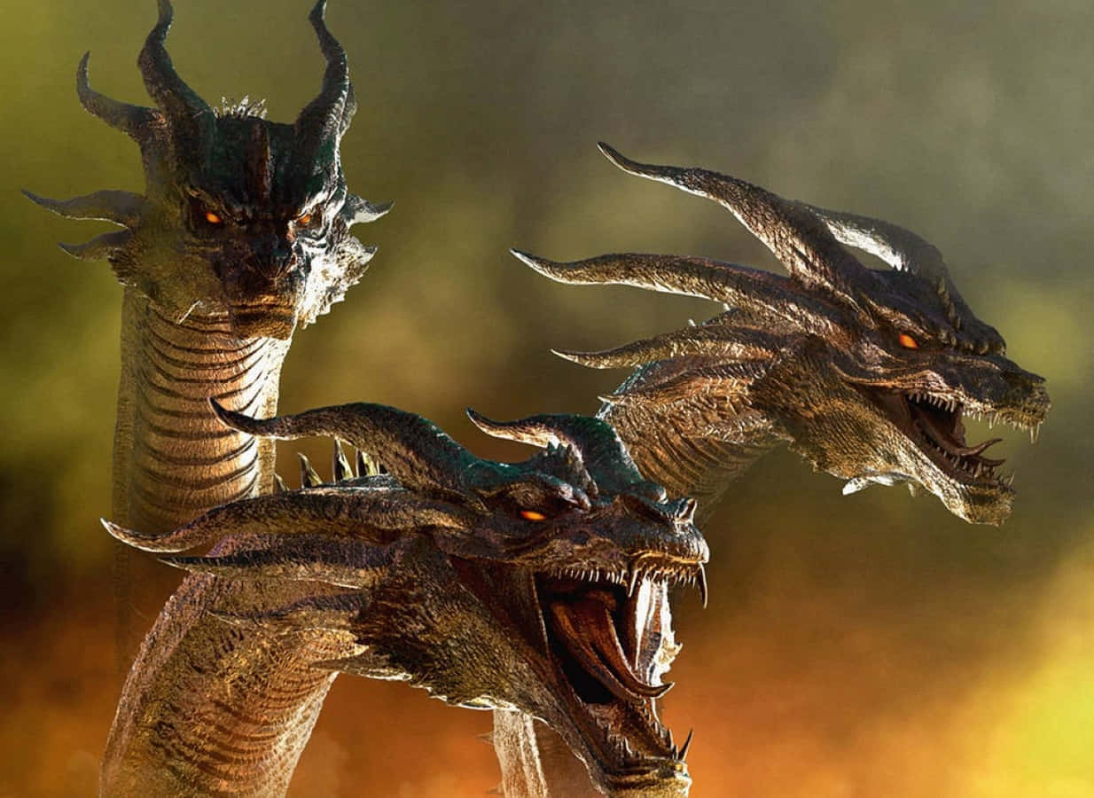 King Ghidorah 桌布 壁紙 — 三條兇猛的龍，擁有發光的橙色眼睛和鋒利的牙齒，在溫暖的金色背景上咆哮。