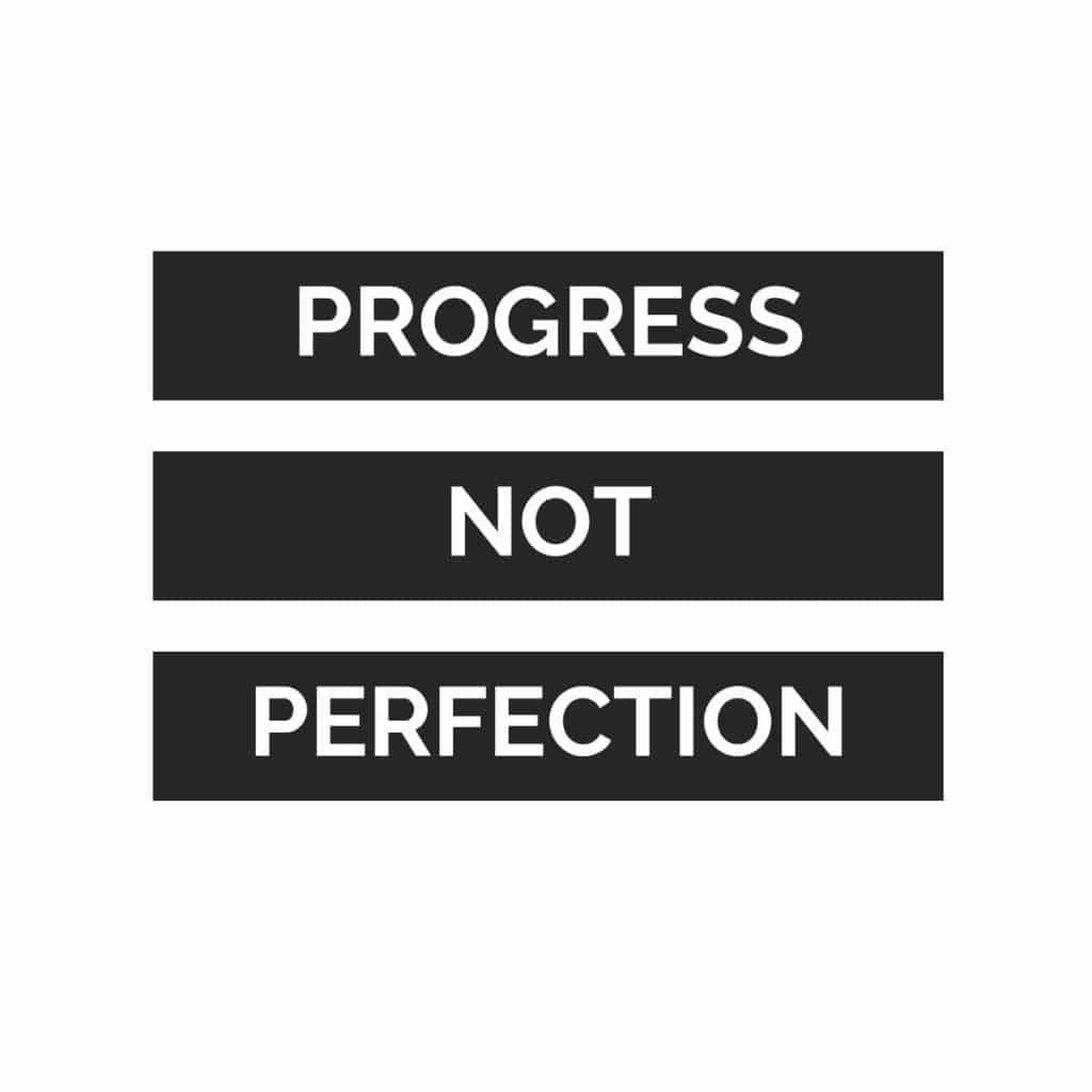 勵志金句 桌布 壁紙 — 三條粗黑條紋，白色文字寫著「PROGRESS NOT PERFECTION」，背景為純白。
