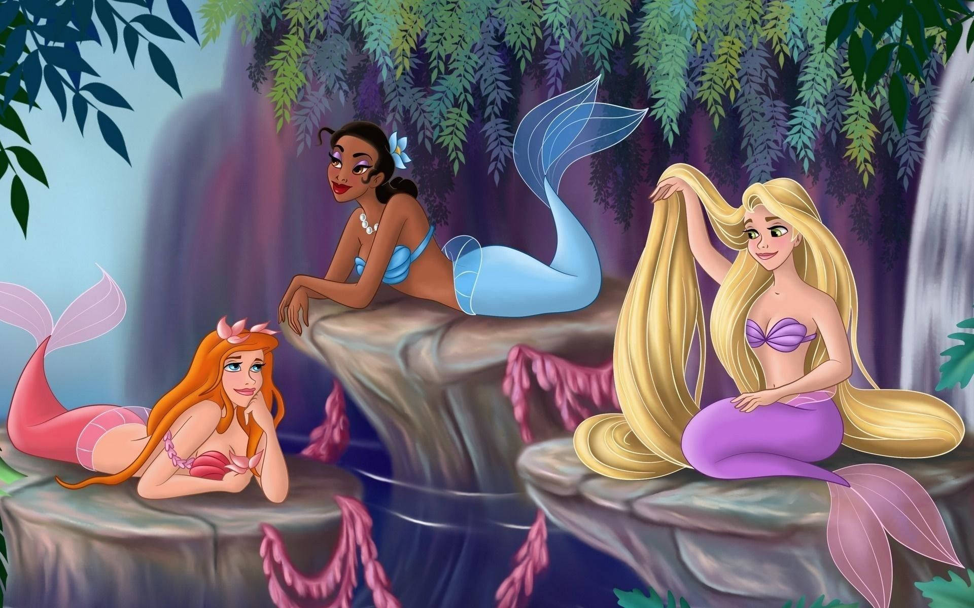 Disney Princess 桌布 壁紙 — 三條色彩繽紛尾巴的動畫美人魚在茂密綠葉下的瀑布旁邊長滿苔蘚的岩石上放鬆。