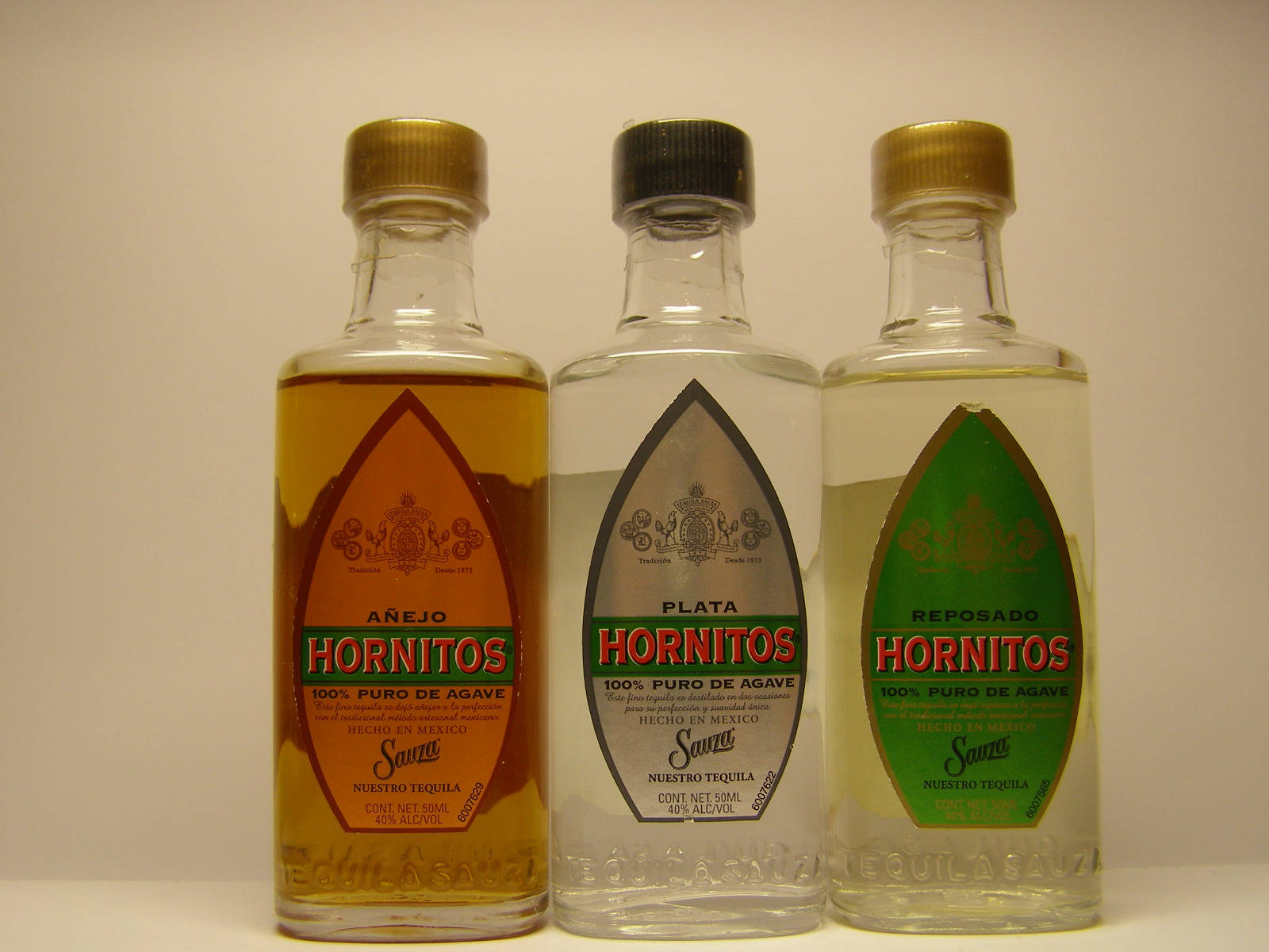 三款Hornitos龍舌蘭酒瓶（Añejo、Plata和Reposado）。