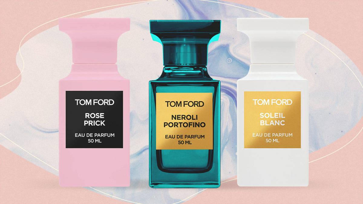 三支Tom Ford香水瓶展示在大理石紋背景上。