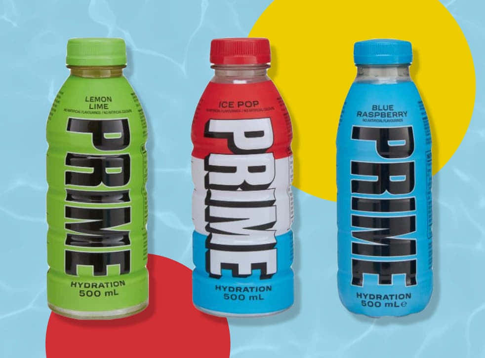 Hydration 桌布 壁紙 — 三款色彩繽紛的Prime補水飲料瓶，口味分別為檸檬青檸冰棒和藍莓，漂浮在俏皮的抽象背景上。