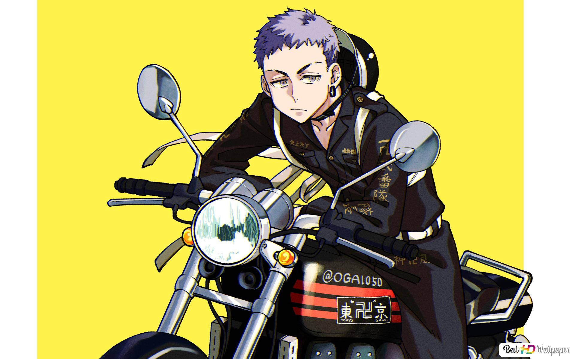 三浦剛騎機車 壁紙 — 一個型格嘅紫髮動漫男仔靠喺一架訂製電單車上，背景係鮮黃色。