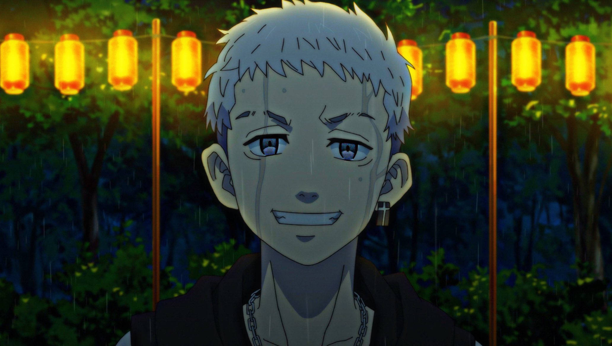 三浦貴之微笑 壁紙 — 一個銀髮的年輕動漫男孩在夜晚的森林中，在發光的燈籠下於雨中溫柔微笑。