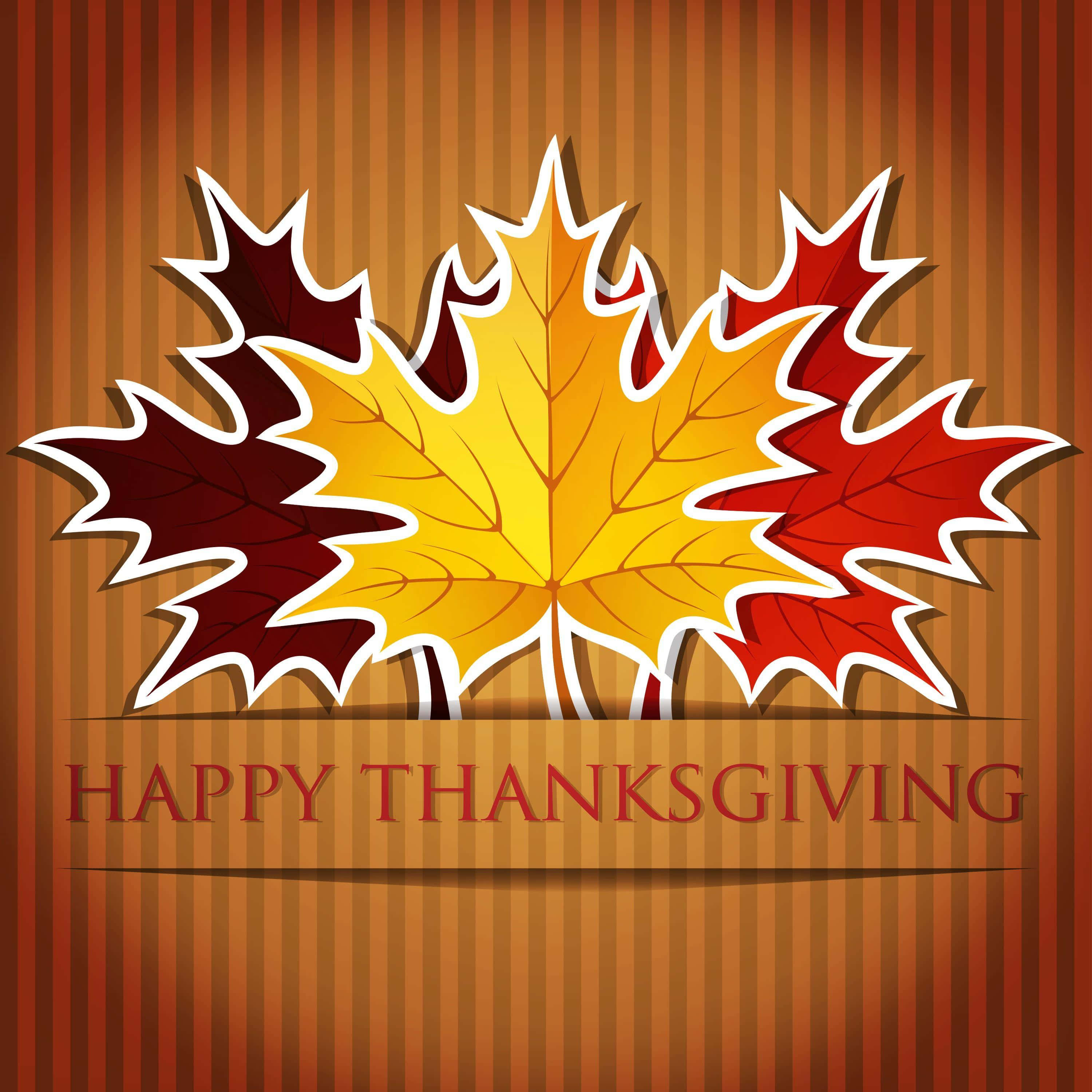 Happy Thanksgiving 桌布 壁紙 — 三片風格化的楓葉，分別為紅色、黃色和橙色，漂浮在帶有'HAPPY THANKSGIVING'文字的條紋背景上方。