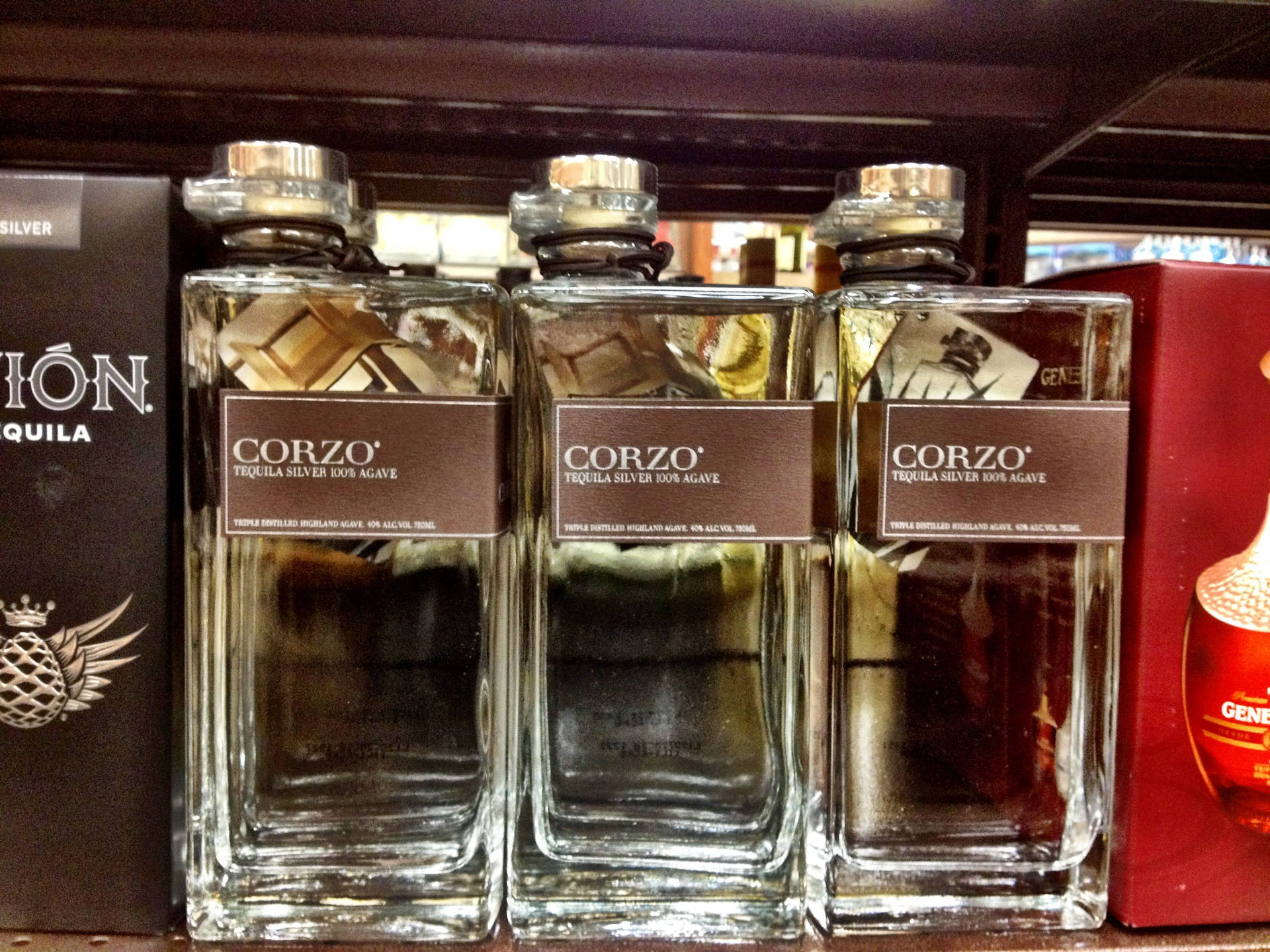商店貨架上的三瓶Corzo tequila，附有品牌包裝。