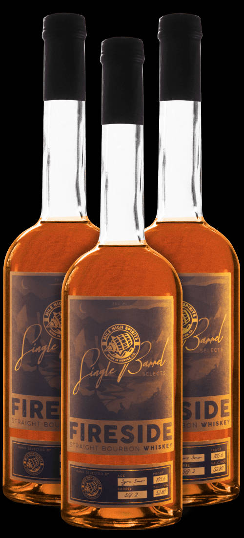 Mile High Spirits Fireside Single Barrel 壁紙 — 三瓶琥珀色波本威士忌酒瓶，帶黑色瓶蓋，在純黑背景前整齊排列。
