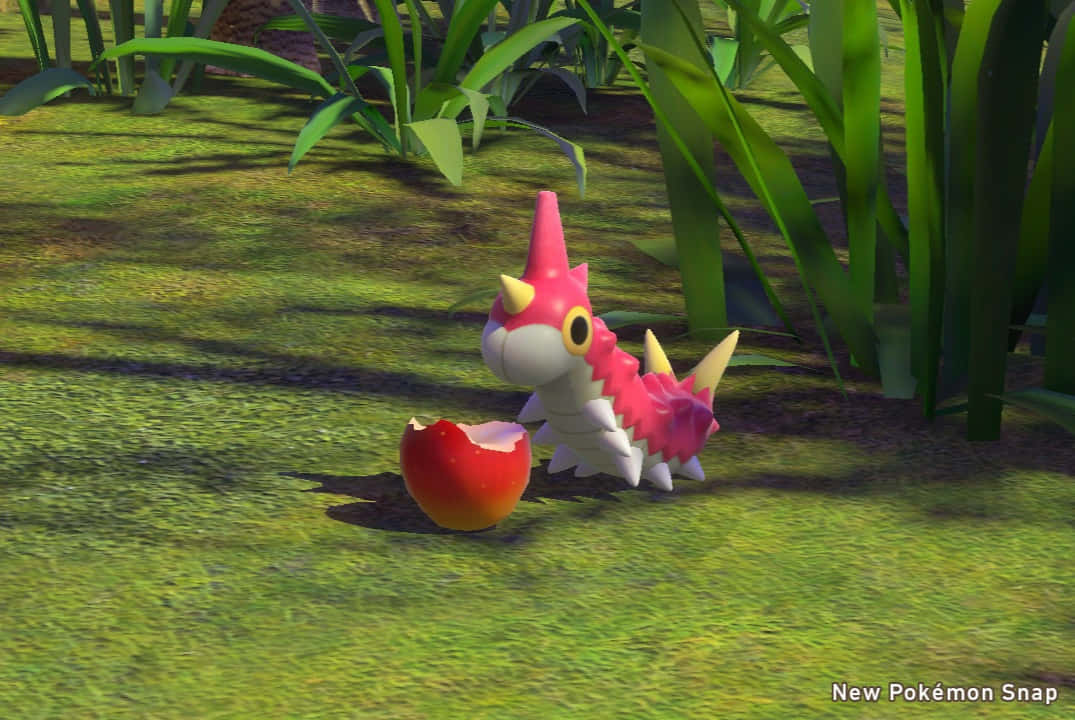 三維 Wurmple 吃水果 壁紙 — 一隻粉白色、有黃色角的毛毛蟲寶可夢，站在陽光明媚、長滿高大綠色蘆葦的草地上，旁邊有一個裂開的紅蘋果。