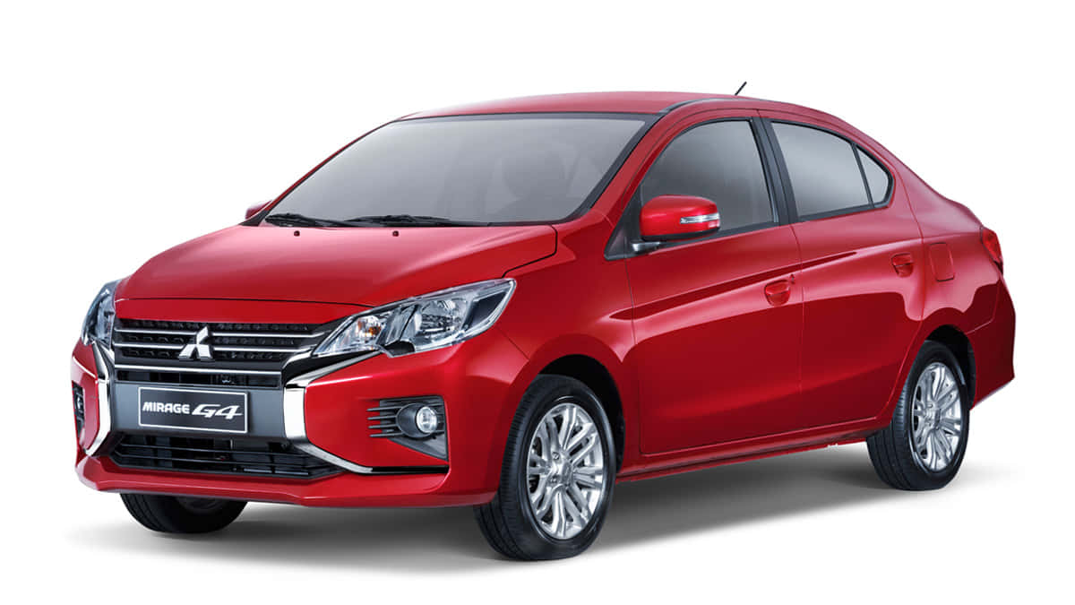 三菱Mirage G4紅色轎車 壁紙 — 一輛光澤的紅色三菱Mirage G4轎車在攝影棚燈光下以純白背景展示。