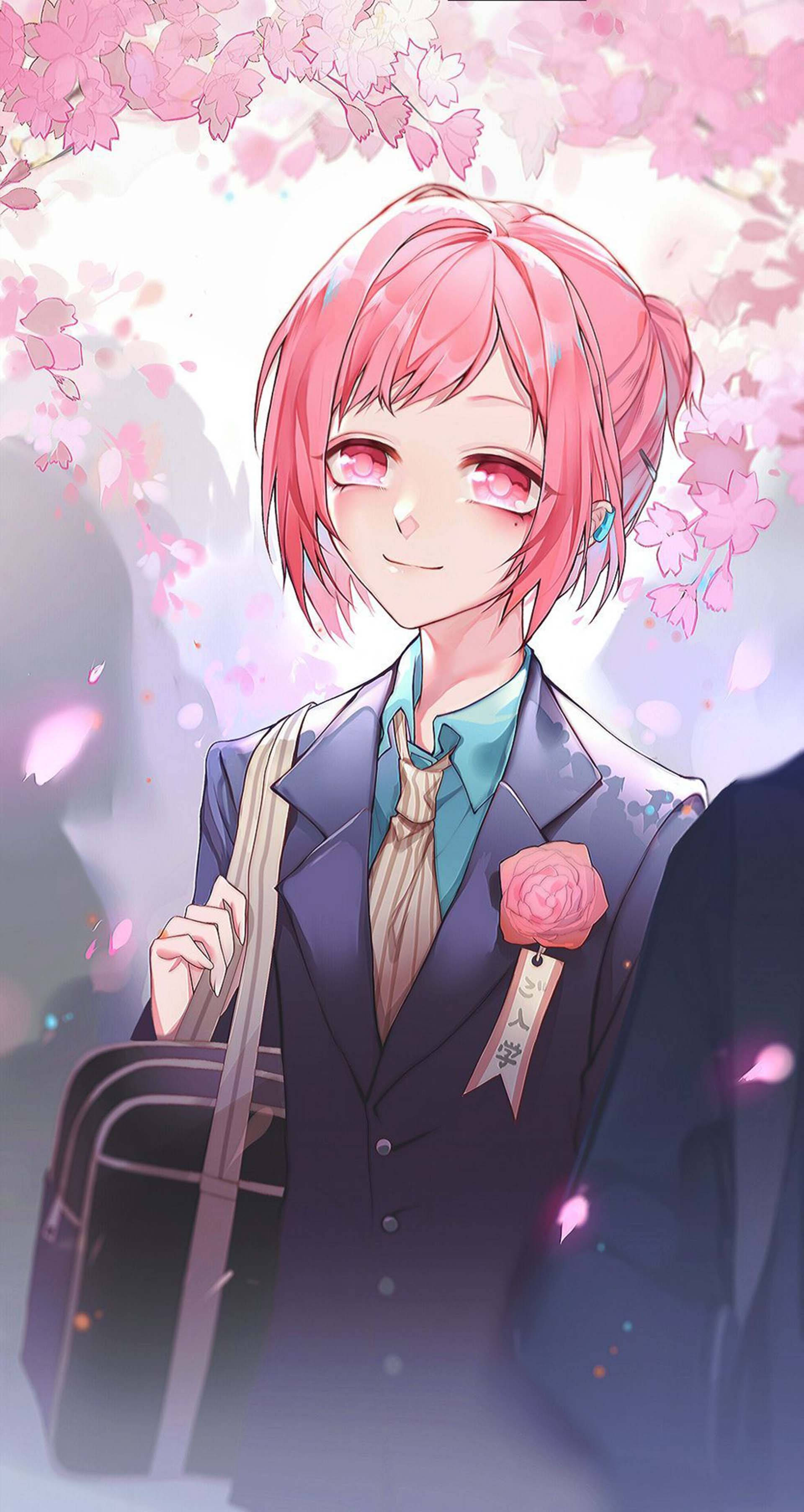 三葉 Sousuke 原創插畫 壁紙 — 一位粉紅色頭髮的動漫女孩穿著校服，在飄落的櫻花下溫柔地微笑。