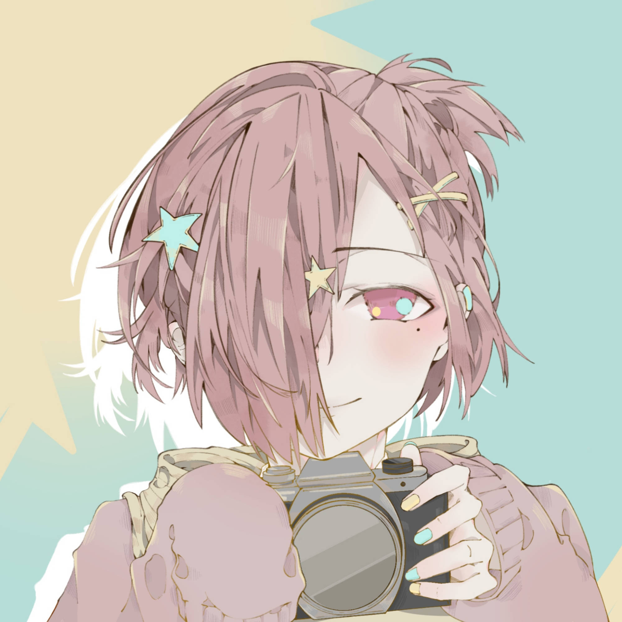 三葉 Sousuke 水彩藝術 壁紙 — 一個開心的動漫女孩，粉紅色頭髮和星星髮夾，拿著相機，背景是柔和粉彩色。