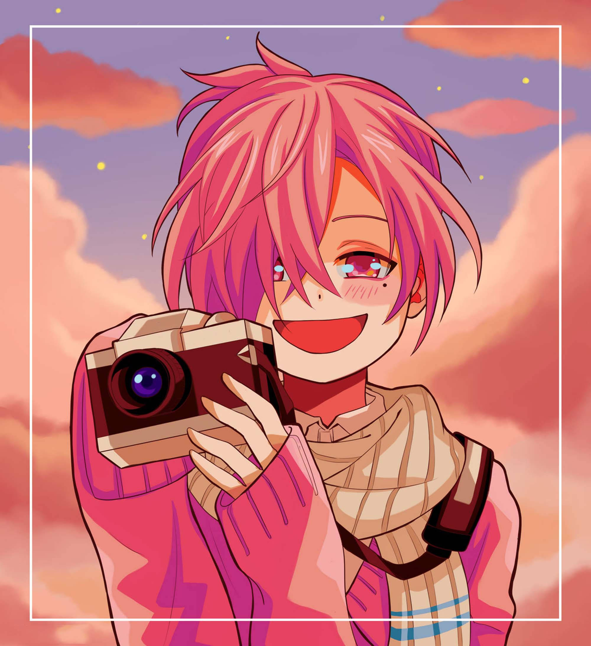 三葉 Sousuke 自信表情 壁紙 — 一個開心的動漫女孩，粉紅色頭髮和圍巾，微笑著拿著相機，背景是粉彩色的日落天空。