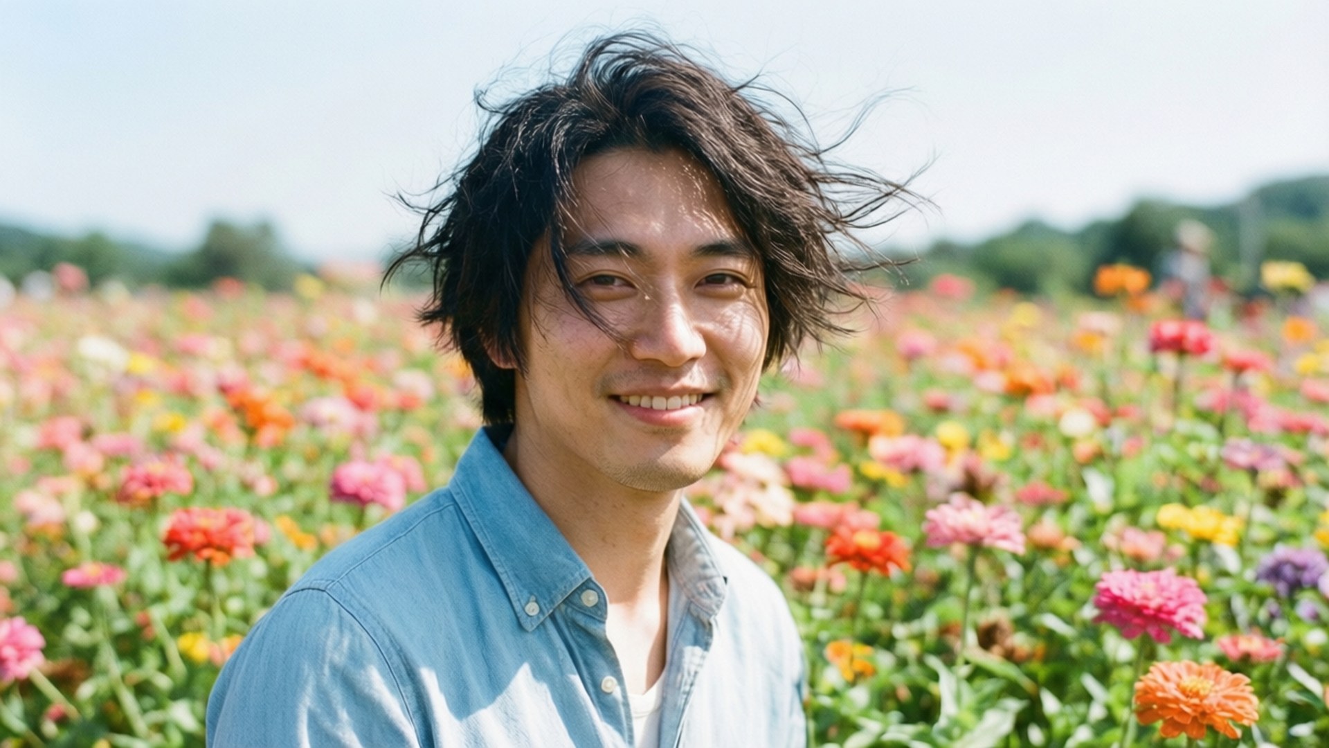 三葉宗介於花叢中 壁紙